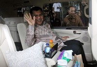 JK melambaikan tangannya sesaat sebelum meninggalkan gedung KPK. Lamhot Aritonang/detikFoto.
