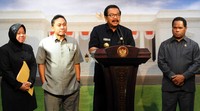 Pemerintah Provinsi Jawa Timur berjanji akan mendukung Pemkot Surabaya mengelola Kebun Binatang Surabaya (KBS). Hal itu disampaikan oleh Gubernur Jawa Timu, usai rapat dengan Presiden SBY. Rusman/Setpres.