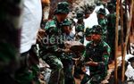 TNI Perbaiki Tanggul Waduk Setiabudi
