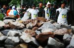 TNI Perbaiki Tanggul Waduk Setiabudi