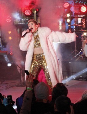 Miley Cyrus Dituduh Tipu Promotor Senilai Rp 1,5 miliar