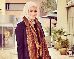 Hijab Style: Cantik dan Stylish Dalal Al Doub, Beauty Blogger Asal Kuwait
