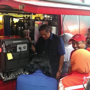 SBY Sidak Posko Banjir Telkomsel