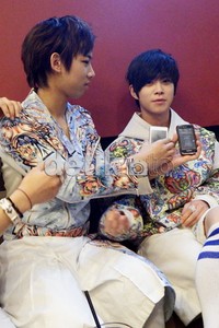 Ketika ditanya siapa yang paling tampan di antara mereka, LC9 dengan kompak menunjuk Park Jun Young alias Jun (kanan).