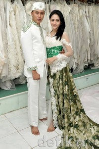 Sedangkan untuk akad nikah, Aida dan pria yang akrab disapa Rindra itu memilih busana yang bernuansa putih dan hijau. Noel/detikHOT.