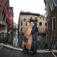 Anang memeluk Ashanty dengan mesra di Venesia, Italia. (Instagram)