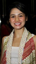 Gaya Kasual Berbatik ala Andien