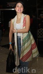 Gaya Kasual Berbatik ala Andien