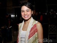 Andien tersenyum di depan kamera di acara konser Adu Bintang. Gus Mun/detikHOT.