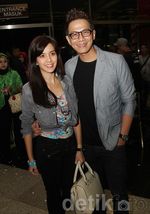 Delon dan Istri Tercinta