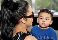 Kellen tak lepas dari sang ibu. Noel/detikHOT.
