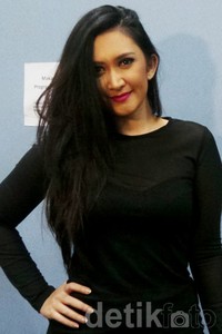     Aku syuting Senin sampai Jumat. Kalau lagi libur, aku sama anakku main ke playgroup, main di mall, katanya.