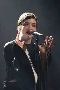 Lewat single 'Royals', Lorde juga berhasil masuk di nominasi Best Pop Solo Performance. Ryan Pierse/Getty Images.