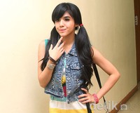 Dara yang berprofesi sebagai DJ (Disk Jockey) itu tampil penuh warna dengan dress berwarna biru, kuning dan putih serta belt dan gelang yang berwarna merah. Gus Mun/detikHOT.