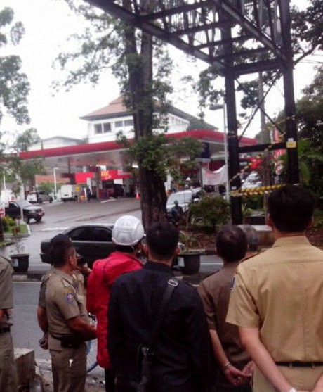 Ridwan Kamil Turun Langsung Tertibkan Reklame Ilegal di Dago
