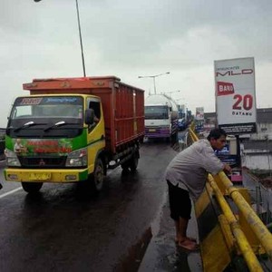 Jalur Subang-Indramayu Terputus, Truk Sembako Nginap Dua Malam