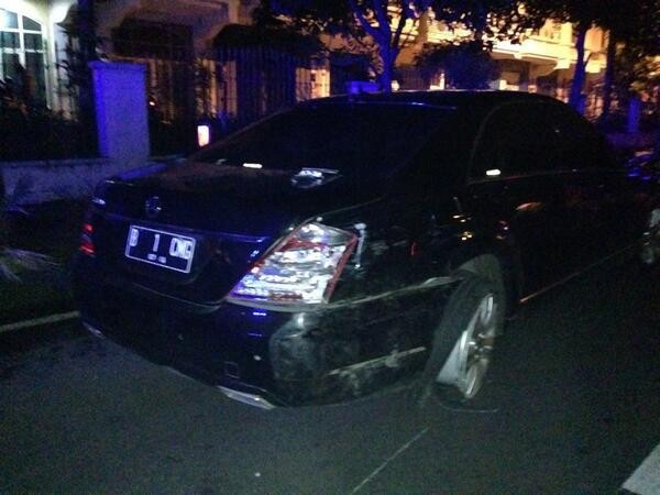 Dini Hari, Kecelakaan Land Cruiser Vs Mercy di Permata Hijau