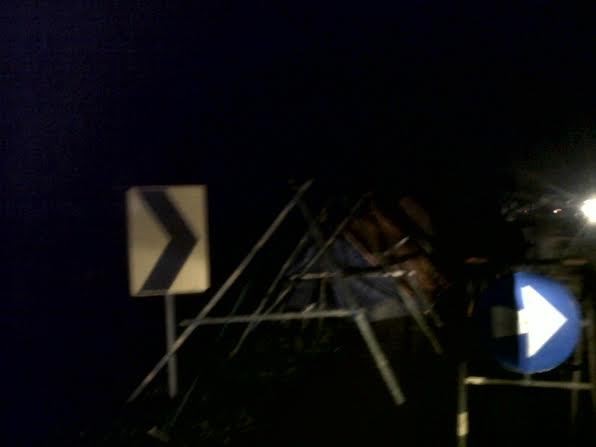 Sungai Ciujung Meluap, Warga Mengungsi di Bahu Jalan Tol Tangerang-Merak