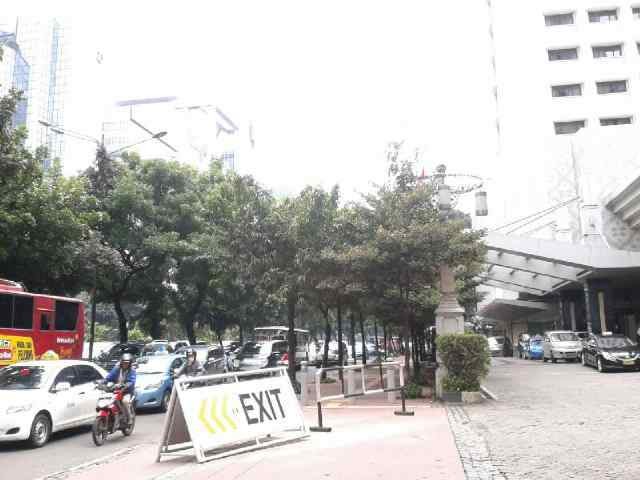Aduh Sayang Ya! Palang Exit Hotel Sahid Tutup Trotoar di Sudirman