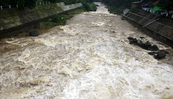 Berenang di Arus Deras Kali Ciliwung, 4 Orang Hanyut