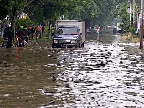 Banyak Kendaraan yang Nekat Terabas Banjir di Kemayoran