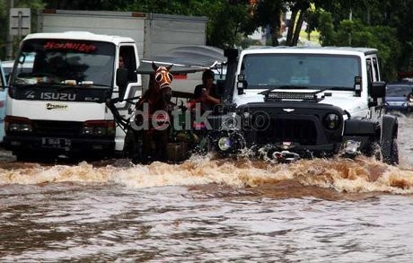  2 Lokasi di Kelapa Gading Masih Terendam Banjir 50 cm