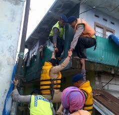 Arungi Banjir Hingga Tercebur, Perjuangan Dokter Dewi Tolong Korban Banjir