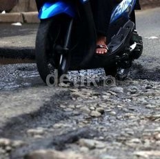 Sebagian Besar Jalan di Kelapa Gading Alami Erosi Akibat Banjir