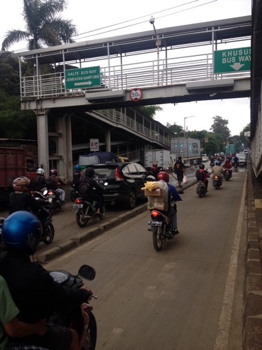 Genangan di Samping Halte Busway Jembatan Gantung, Lalin Padat