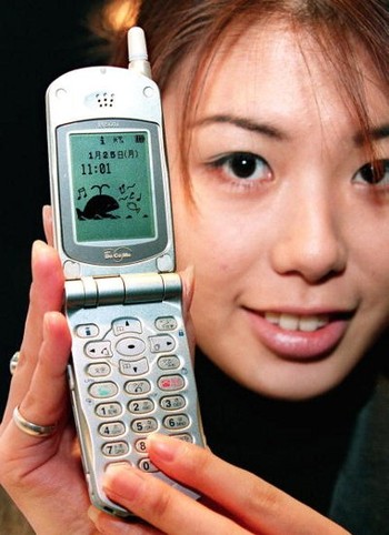 Operator Jepang NTT DoCoMo memperkenalkan ponsel denan desain cantik pada masanya, Digital Mova N501i Hyper, pada tahun 1999.