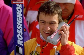 Atlet Perancis Franck Piccard berbicara melalui ponselnya yang segede gaban, pada even olimpiade musim dingin tahun 1988.