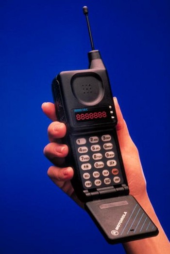 Ponsel merek Micro TAC dari Motorola ini rilis pada tahun 1989. Ukurannya sangat gambot dan dijual kala itu amat mahal, senilai USD 3000.