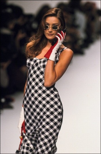 Ponsel seakan menjadi simbol status sosial pada masa itu. Terlihat seorang model memamerkan baju terbaru dengan memakai ponsel di tahun 1995.