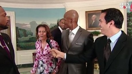 Saat Michelle Obama Asyik Lakukan Slam Dunk di Gedung Putih