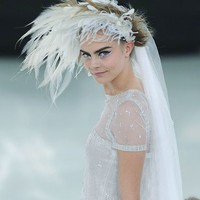 Dalam fashion show Chanel, para model menggunakan wig dengan gaya rambut pendek yang diacak. Salah satu modelnya, yakni Cara Delevingne menggunakan hiasan kepala bulu dengan riasan bawah mata sequin.