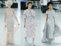 Masih dalam peragaan busana couture Chanel, para modelnya menggunakan wig yang ditata spikey. Chanel menampilkan busana-busana couture yang elegan sampai kesan sporty.