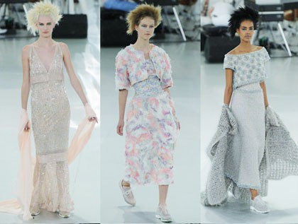 Masih dalam peragaan busana couture Chanel, para modelnya menggunakan wig yang ditata spikey. Chanel menampilkan busana-busana couture yang elegan sampai kesan sporty.