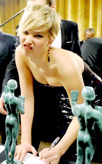 Penampilan konyol J-Law di SAG Awards memang maksimal. Aksi lucunya tersebut menjadi headline di banyak media online.