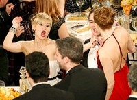 Sebelumnya, di acara Golden Globes 2014, J-Law juga bertingkah konyol. Wanita berambut pendek itu terlalu ekspresif. Lihat saja tingkahnya dalam foto tersebut.