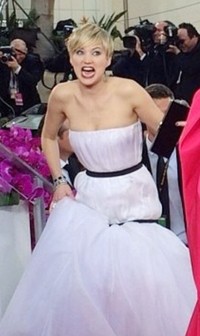 Secara tidak sengaja, J-Law berjalan di belakang Taylor Swift yang sedang diwawancarai oleh Ryan Seacrest. Bintang muda itu merasa kaget bahwa ia masuk di kamera. Dan begitulah ekspresi kagetnya.