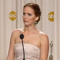 J-law memang dikenal sebagai aktris yang tidak pernah jaim atau jaga image. Maka tidak heran, meski dalam balutan gaun elegan, namun ia tetap menjadi dirinya sendiri.