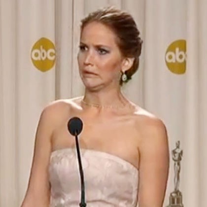 J-law memang dikenal sebagai aktris yang tidak pernah jaim atau jaga image. Maka tidak heran, meski dalam balutan gaun elegan, namun ia tetap menjadi dirinya sendiri.