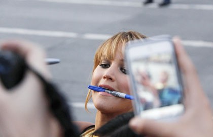 Dalam foto ini menunjukkan bahwa kekasih aktor Nicholas Hoult itu merupakan orang yang tidak sombong dan ingin dekat dengan fansnya. Terlihat ia kerepotan untuk tanda tangan, sehingga pulpennya ditaruh di mulutnya.