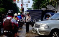  Seorang Polisi dengan memegang sebuah tongkat berusaha menertibkan kemacetan di perempetan Gunung Sahari.