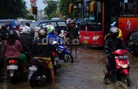 Kemacetan ini karena terjadi banjir yang ketinggiannya mencapai 70 cm.
