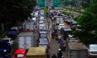 Kemacetan panjang pun mencapai 2 km kearah berbagai sisi.