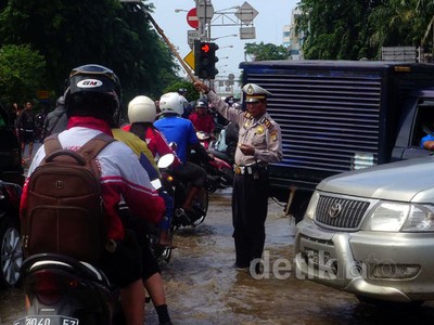 Jalan Gunung Sahari Macet Total