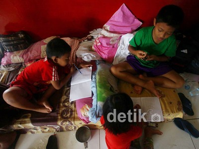 Warga Kebon Baru Mengungsi di Sekolah