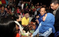 Mereka menemui para pengungsi di lokasi pengungsian di gudang yang berada di Gang Arus, Cawang, Jakarta Timur, Selasa (21/01/2014).