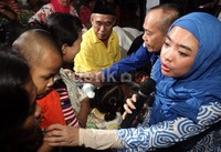 Syarief dan istrinya juga memberi perhatian pada balita dan anak-anak di tempat pengungsian.     